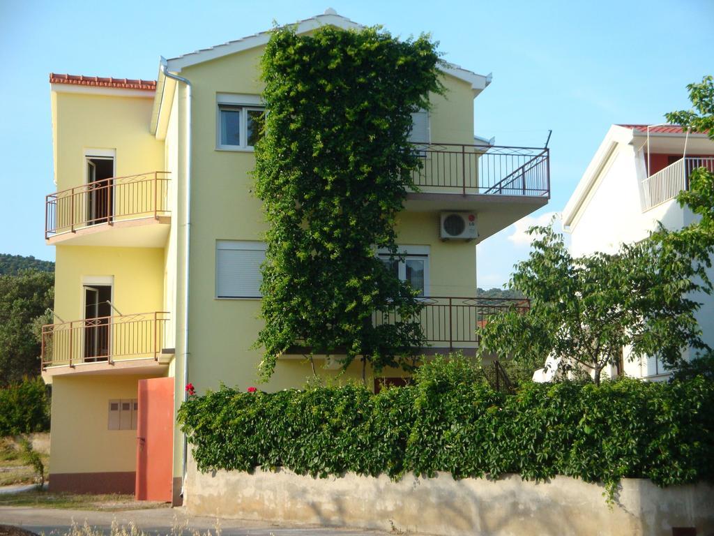 Apartments Borozan Vinišće Exteriör bild