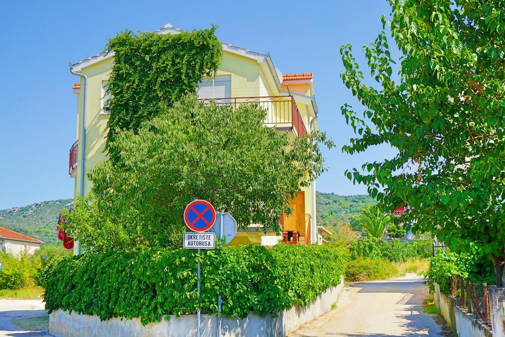 Apartments Borozan Vinišće Exteriör bild